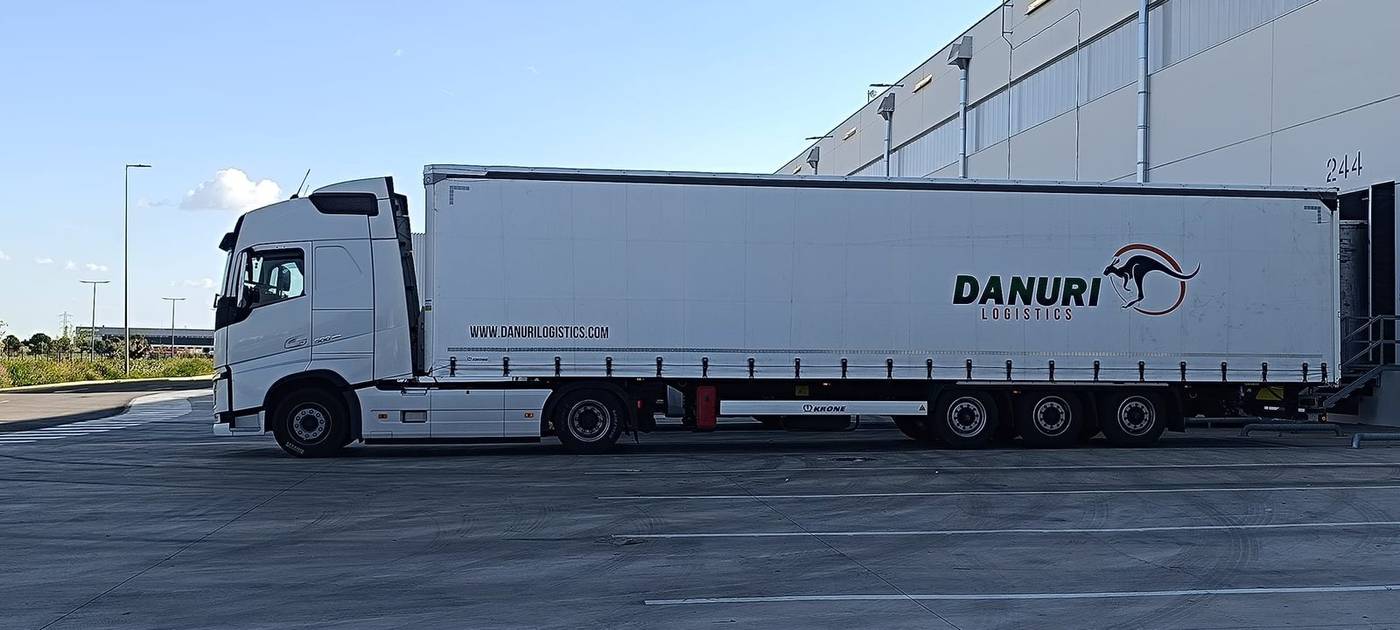 Tractora Volvo FH 500 con semirremolque tautliner Danuri Logistics FTL Madrid